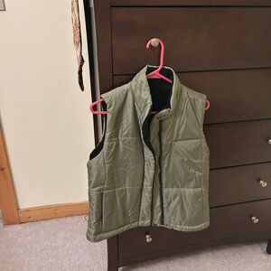 Old Navy Quilted sage green /Black Vest -sz Small Reversible!!